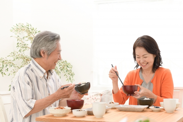 二人で食卓を囲むイメージ