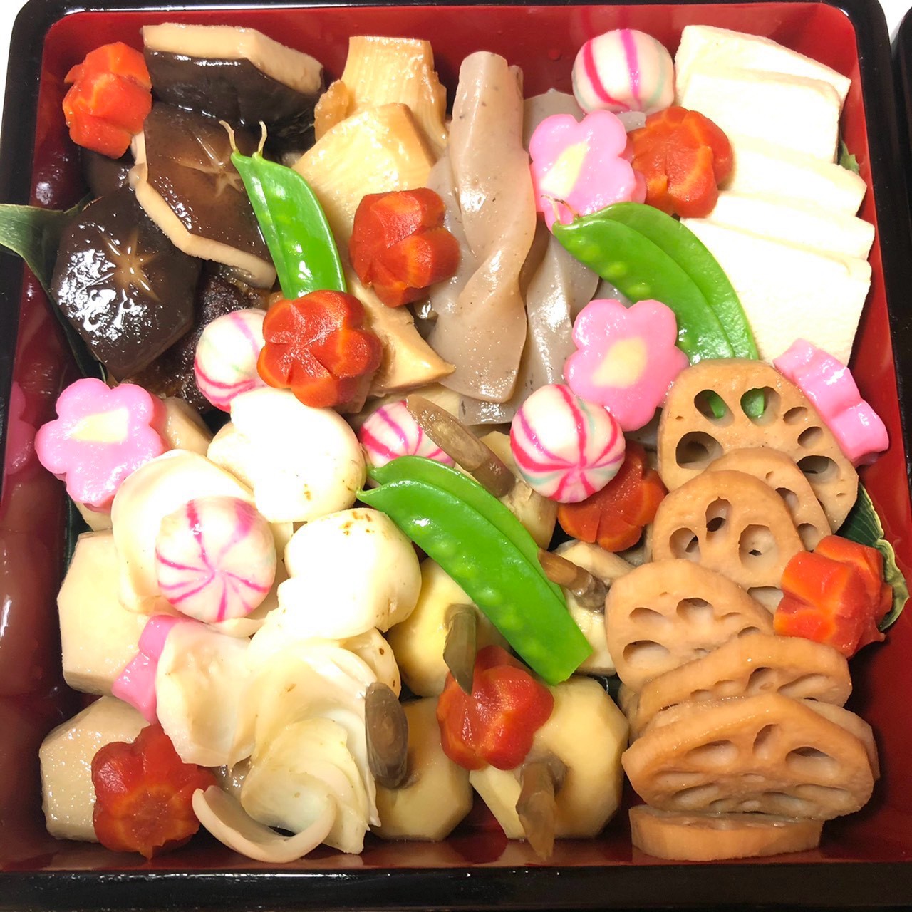 季節の野菜を彩りよく詰めた料理