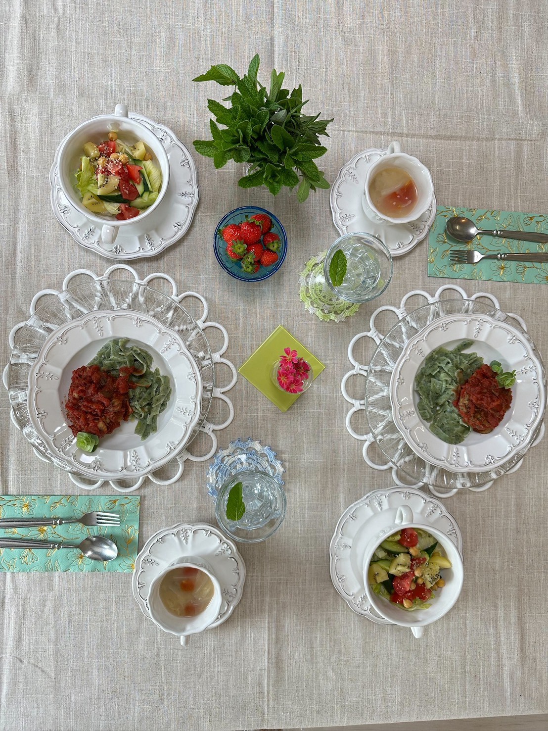 白い器と草花を配した食卓